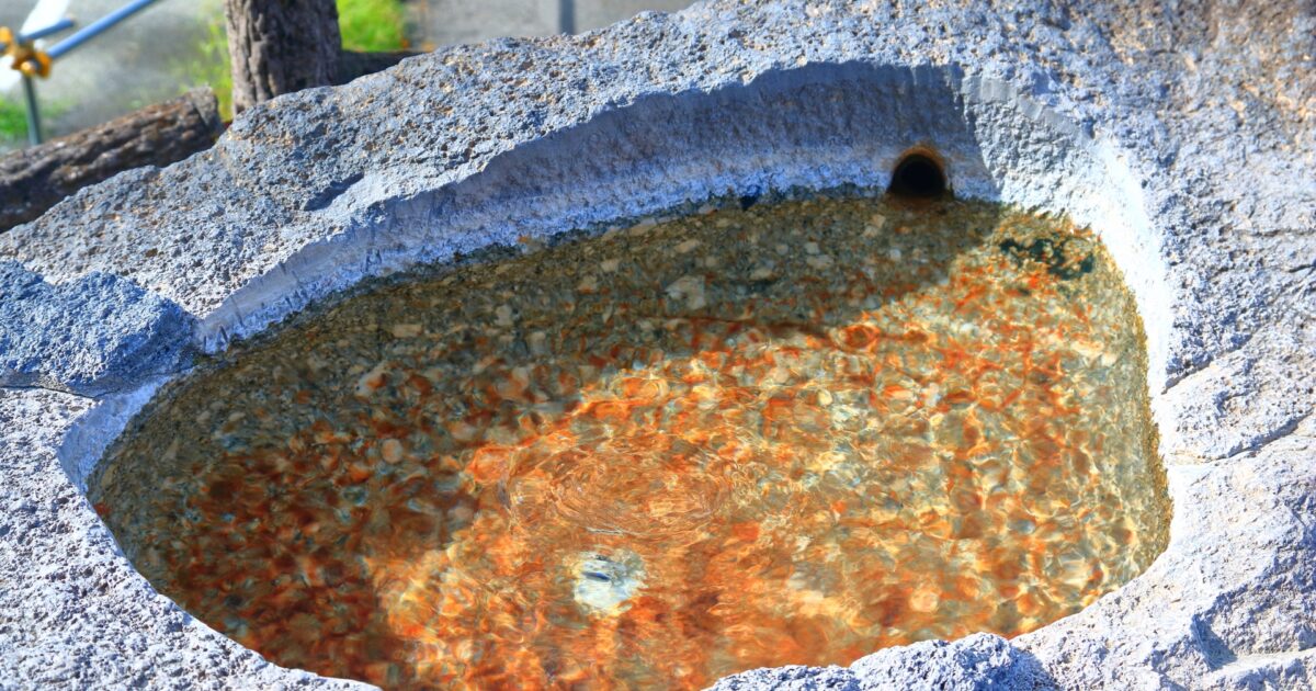 下呂温泉の源泉が湧き出る岩風呂の湯溜まり