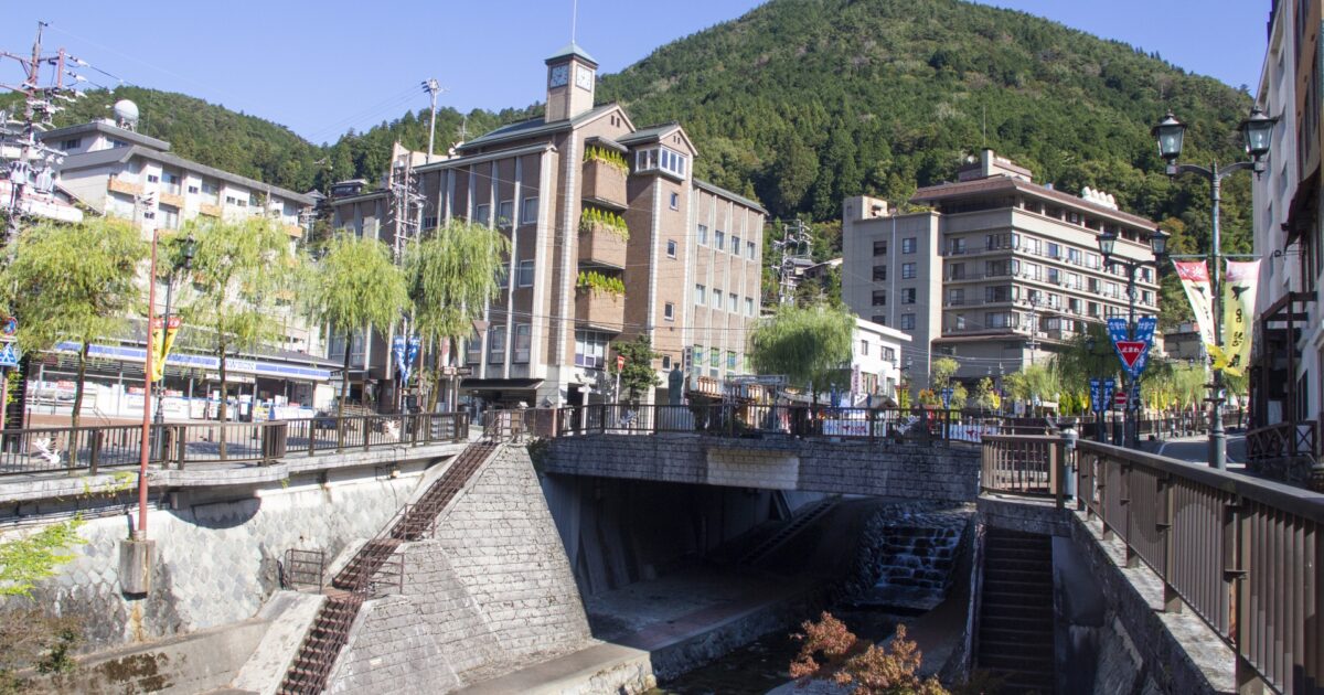 温泉街の中心を流れる川と下呂温泉の街並み