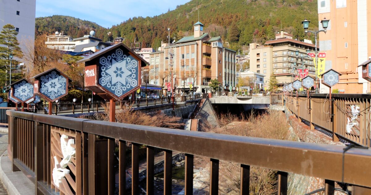 雪の結晶模様の看板が並ぶ下呂温泉の遊歩道