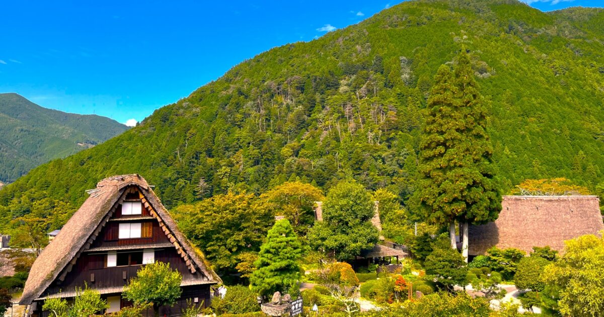 合掌造りの古民家が並ぶ下呂温泉合掌村の風景