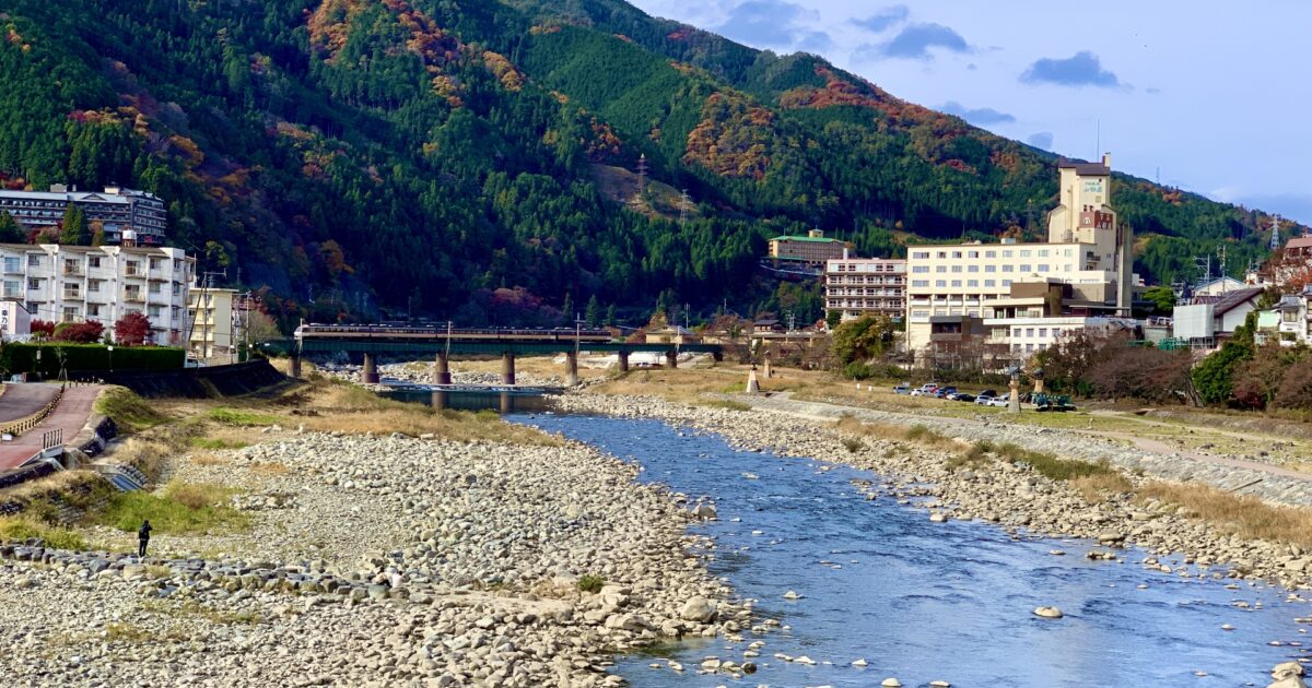 飛騨川と温泉街の景色が広がる下呂温泉の秋の風景