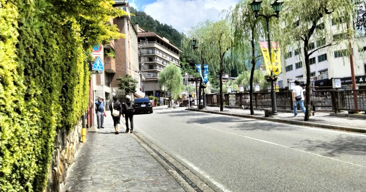 柳並木と石畳が続く下呂温泉の街歩き風景