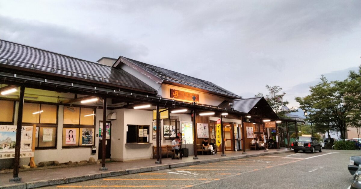 夕暮れ時のJR下呂駅と駅前のタクシー乗り場