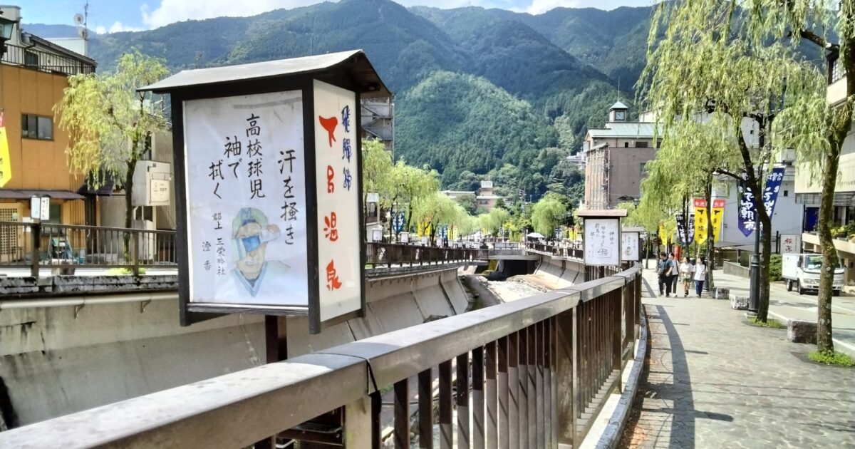 川沿いの遊歩道に飾られた俳句灯籠と下呂温泉の街並み