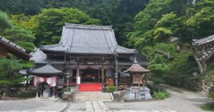 緑に囲まれた下呂温泉の温泉寺本堂の全景