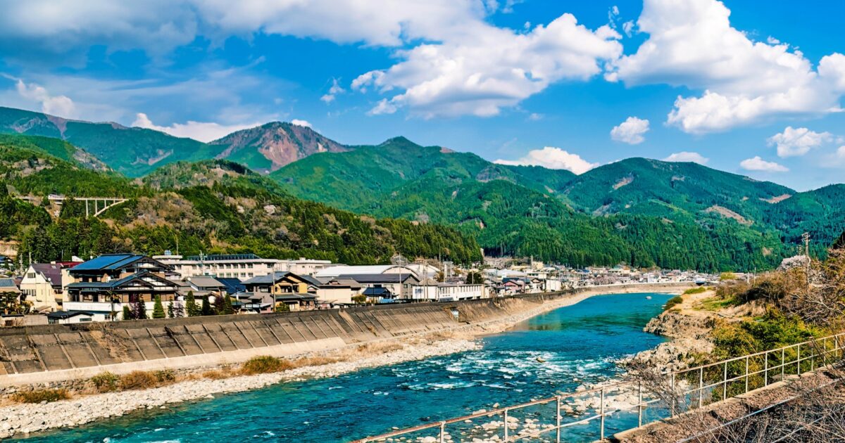 青く澄んだ飛騨川と山々が広がる下呂市の自然風景