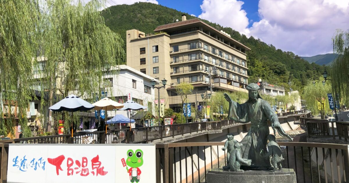 温泉街の中心に立つ下呂温泉の案内看板と銅像