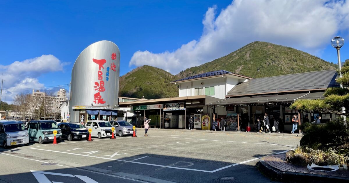 歓迎の文字が目立つJR下呂駅前のモニュメントと駅舎