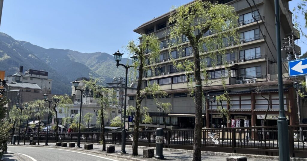 山々を背景にした下呂温泉街の通りと宿泊施設