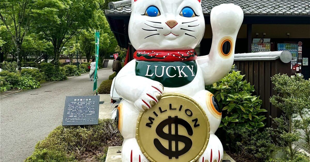ミリオンドルを抱えた巨大な招き猫のモニュメント