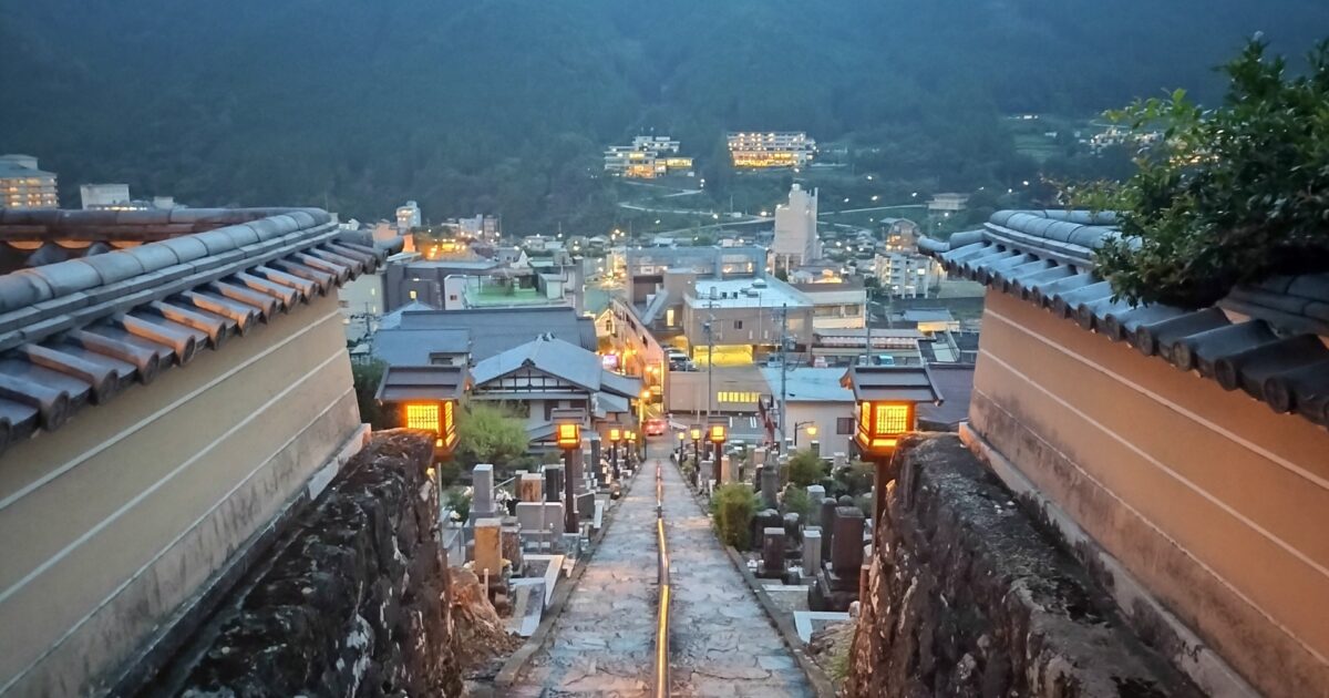 温泉寺から望む夕暮れの下呂温泉街と山の風景