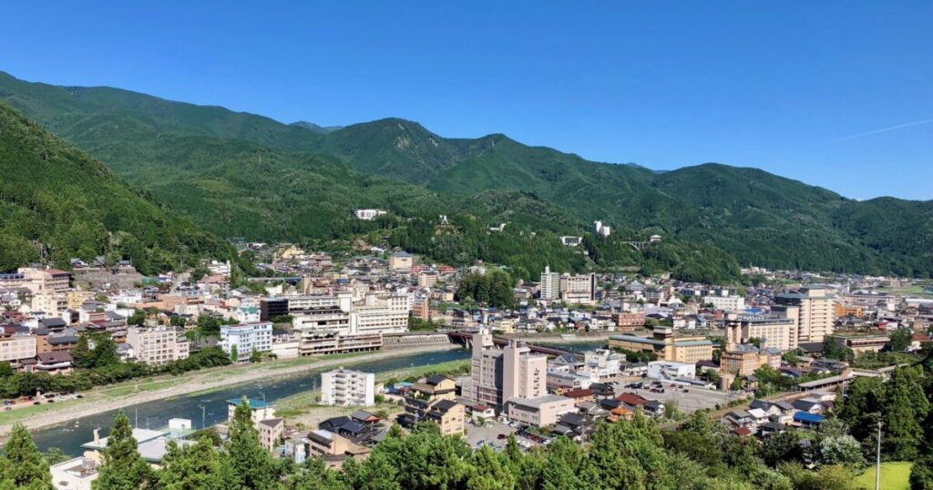 山々と飛騨川に囲まれた下呂温泉街の全景