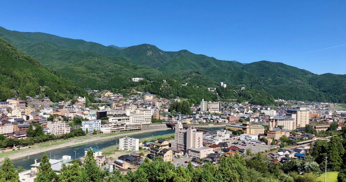 山々と飛騨川に囲まれた下呂温泉街の全景