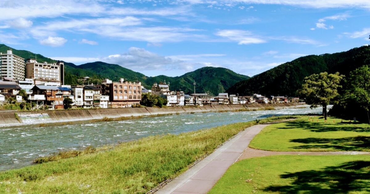 清流沿いに広がる下呂温泉の自然豊かな風景