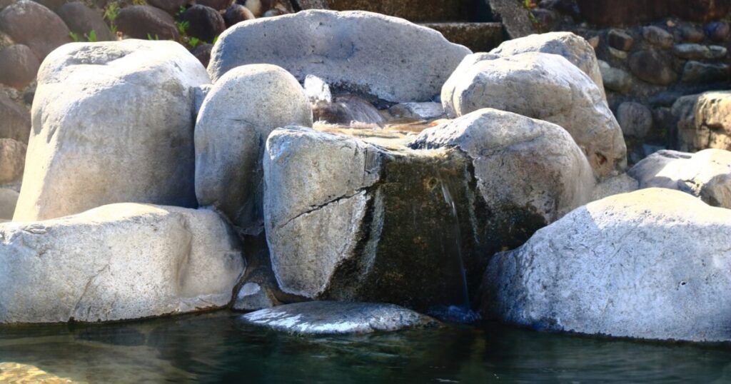 岩の間から湧き出る源泉の下呂温泉の湯口