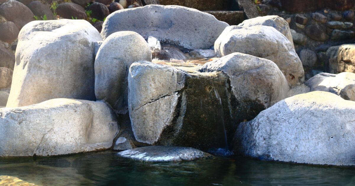 岩の間から湧き出る源泉の下呂温泉の湯口