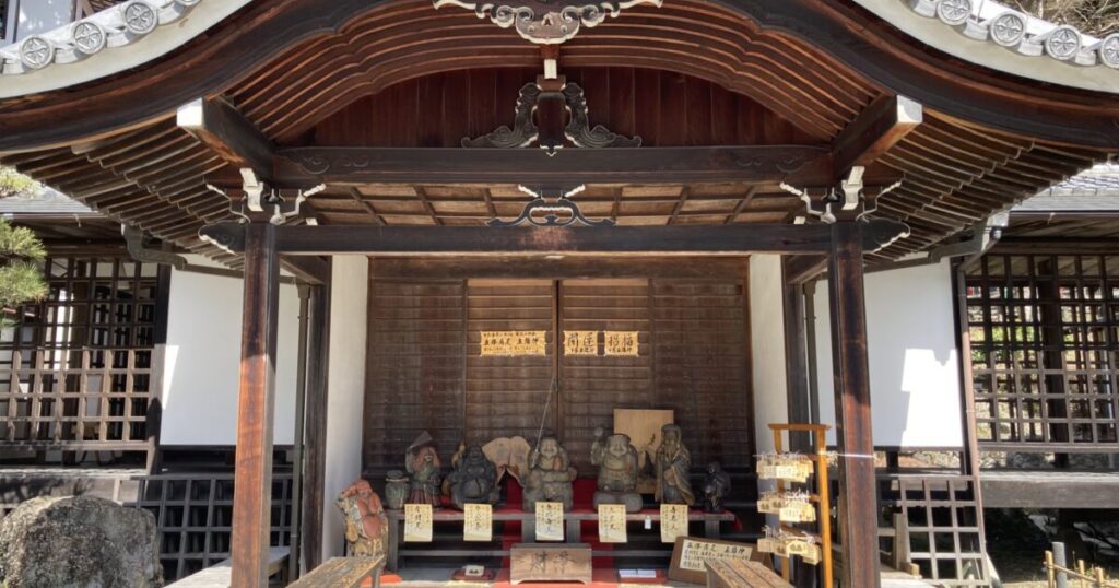 七福神像が祀られた下呂温泉の温泉寺境内