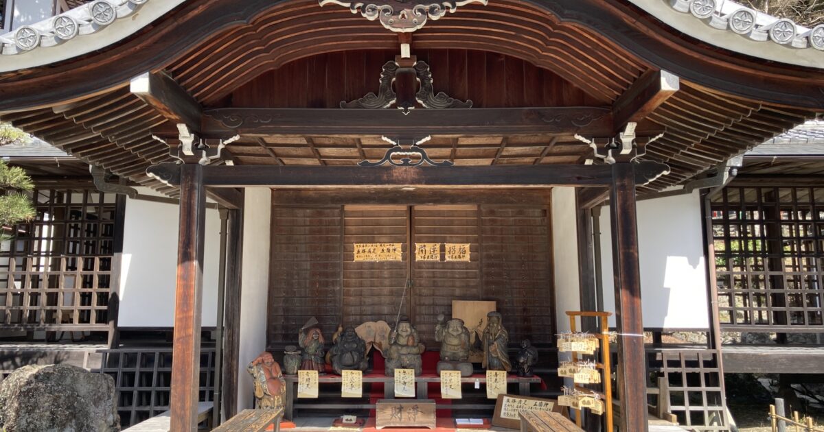 七福神像が祀られた下呂温泉の温泉寺境内