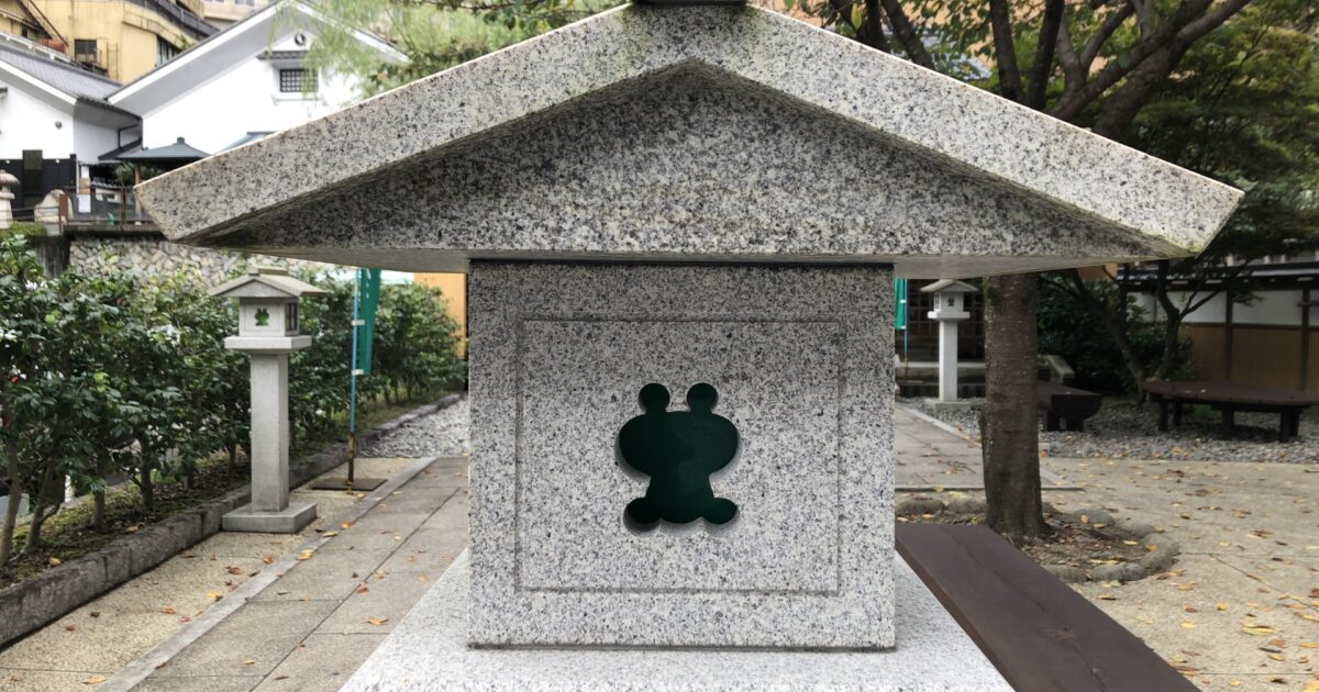 カエルの透かし彫りが施された石灯籠