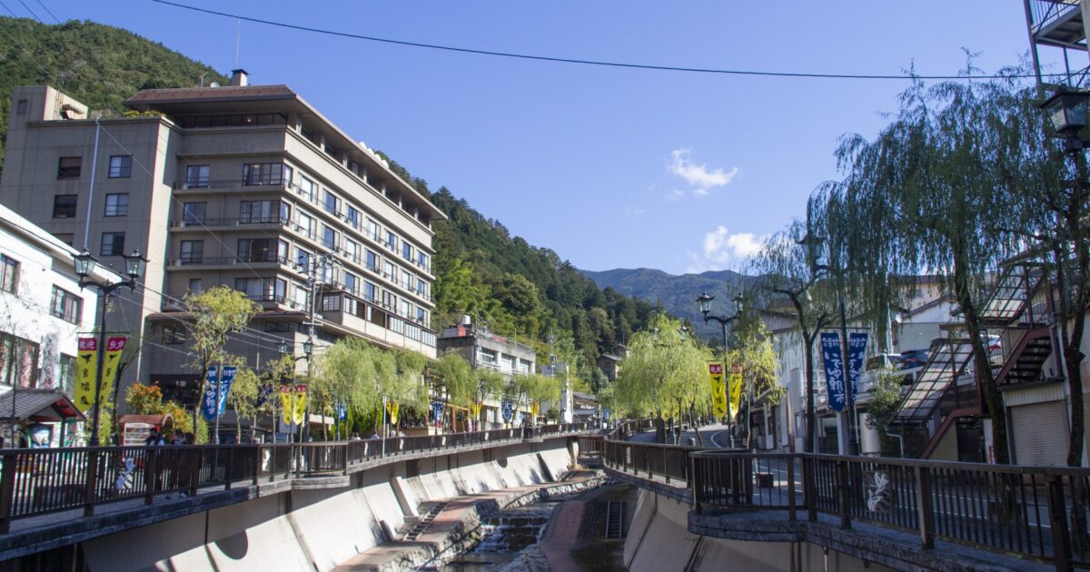 川沿いに温泉宿が並ぶ下呂温泉のメインストリート