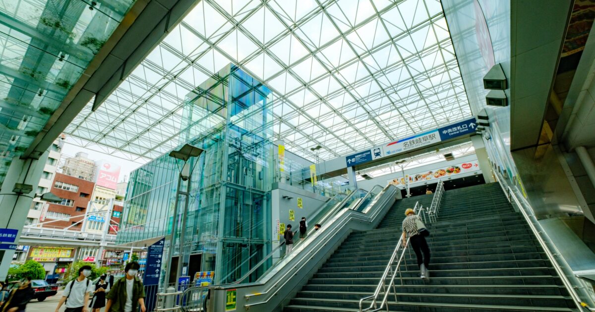 名鉄岐阜駅と中央改札口への階段とエスカレーター