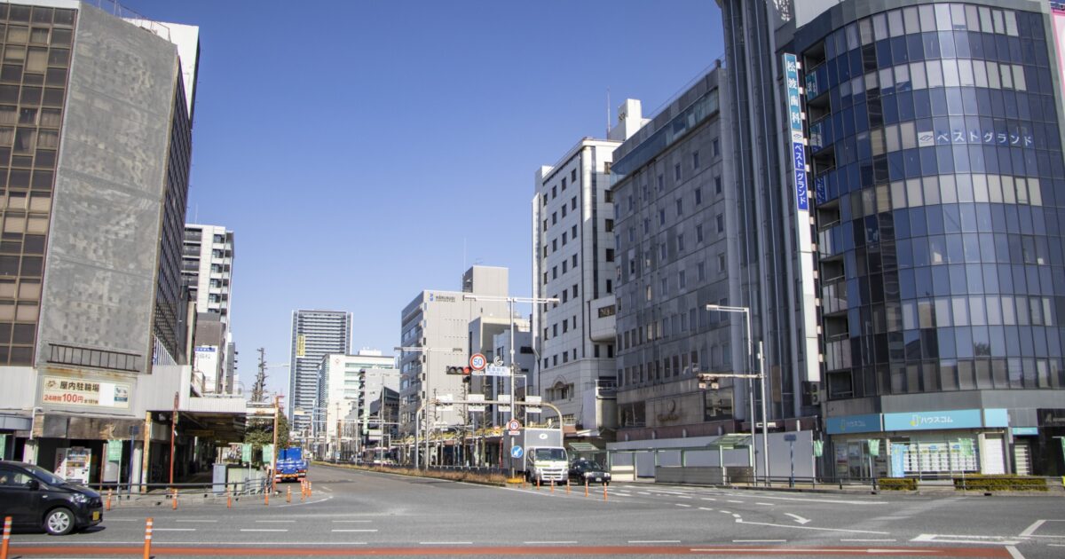 岐阜市の大通りとオフィスビルが並ぶ街並み