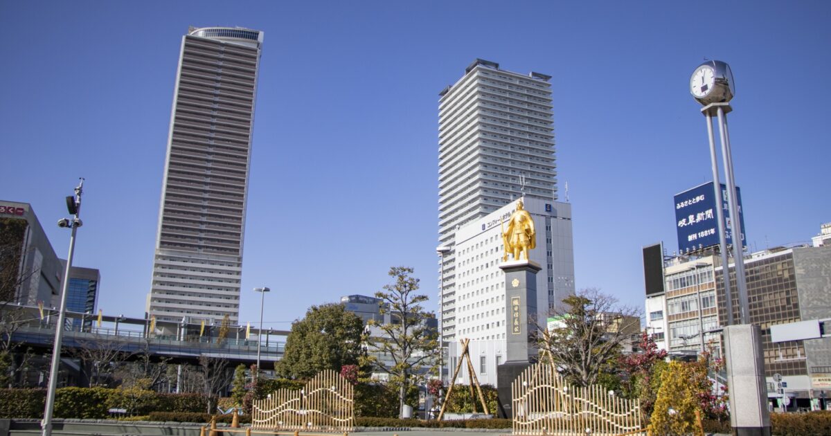岐阜駅前の金色の織田信長像と高層ビル群
