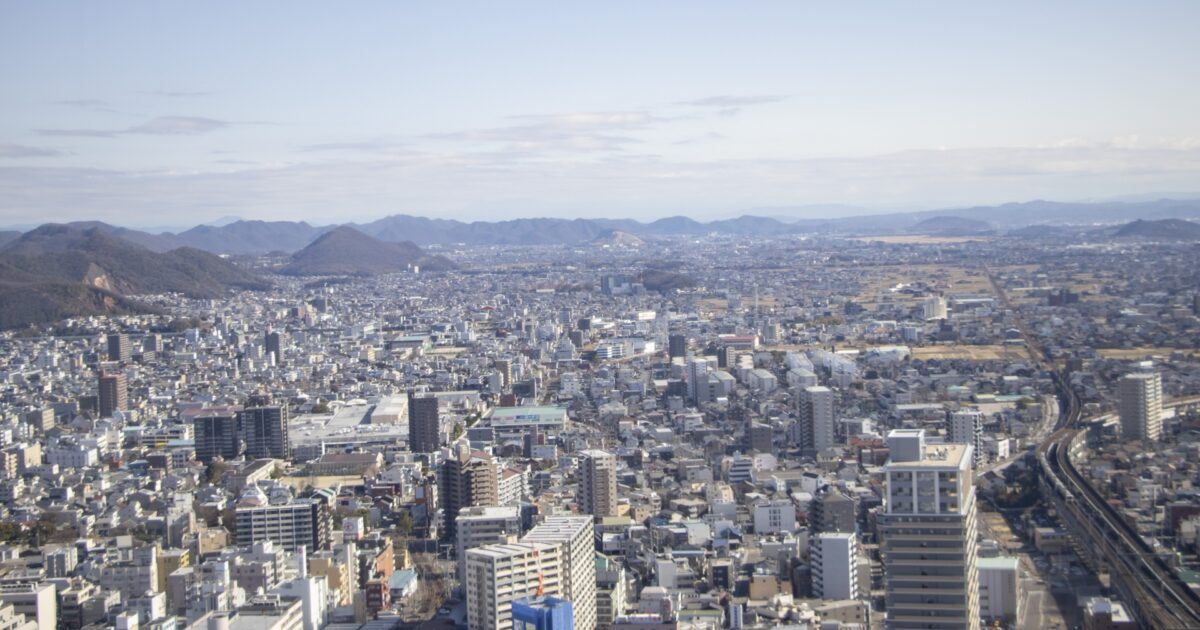 岐阜市街と山並みを望む高所からのパノラマ風景