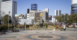 岐阜駅前広場の中心に立つ織田信長像とコンパスモニュメント
