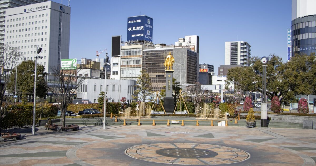 岐阜駅前広場の中心に立つ織田信長像とコンパスモニュメント