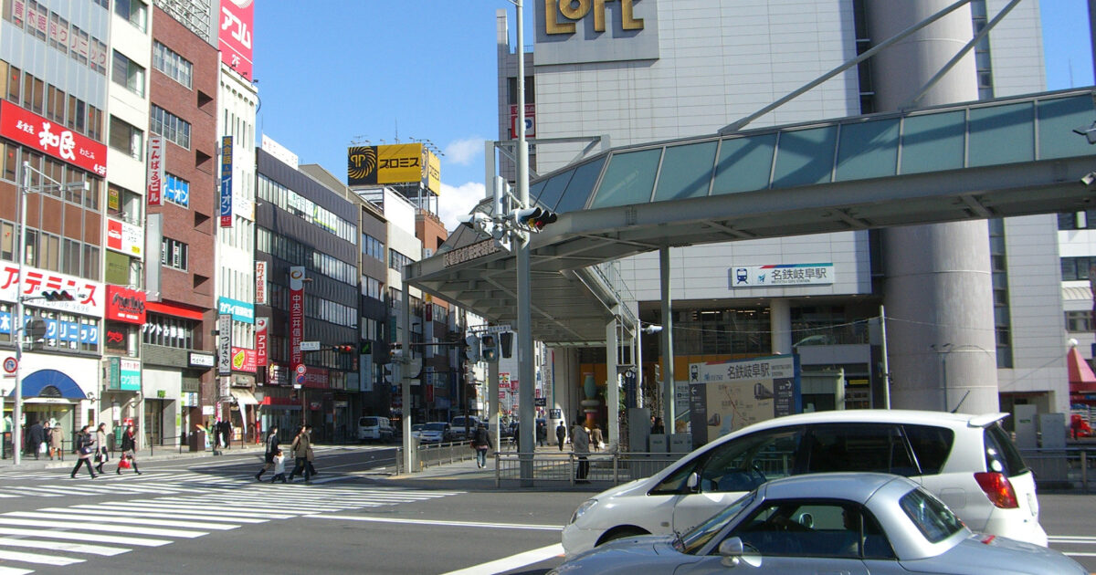 名鉄岐阜駅前のLoftと交差点の街並み