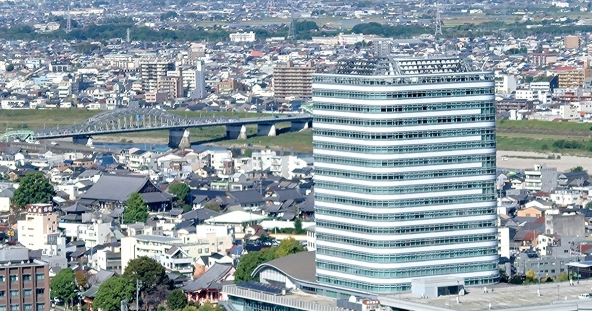 岐阜市役所新庁舎と周辺の住宅地の俯瞰