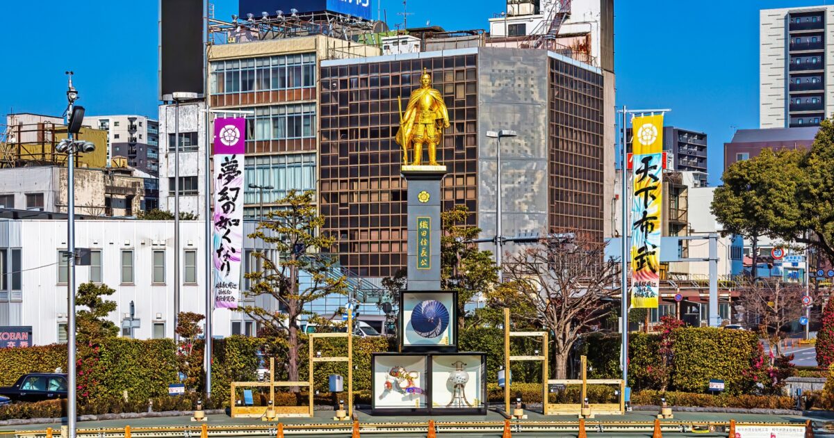 岐阜駅前の織田信長像とカラフルな旗の装飾