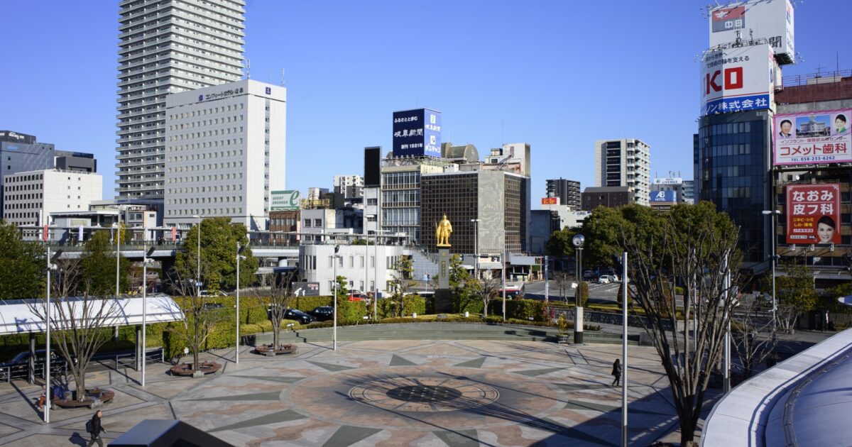 岐阜駅北口広場と金色の織田信長像の遠景