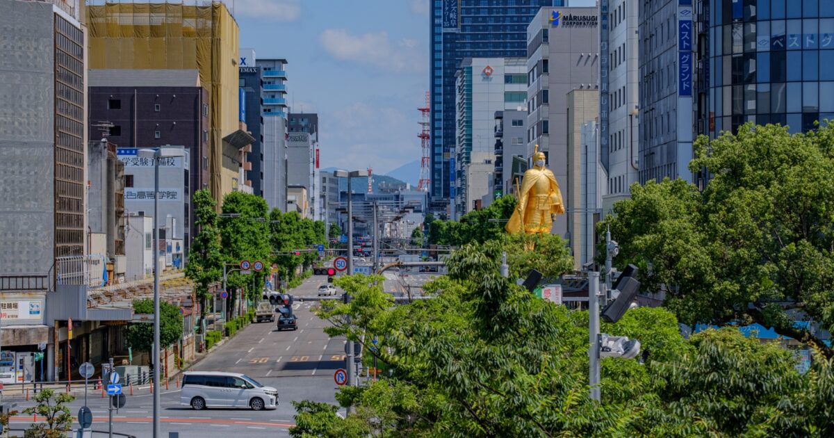 金の信長像と岐阜市の中心市街地の風景