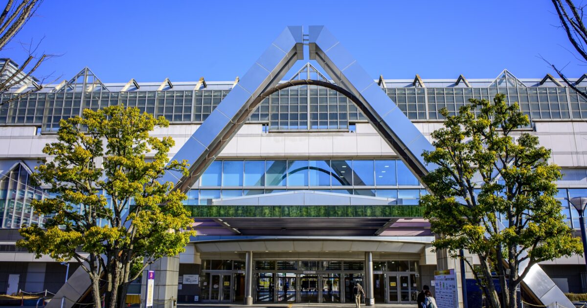 JR岐阜駅の特徴的な三角屋根の正面入口