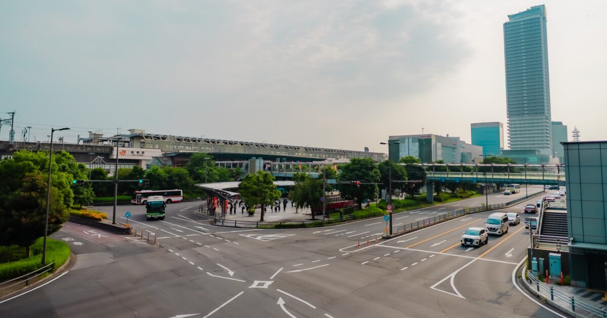 岐阜駅南口ロータリーと高層ビル群の景観