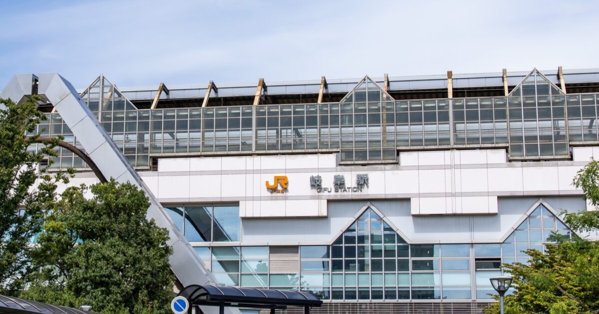 JR岐阜駅のガラス張りの駅舎とロータリーの風景