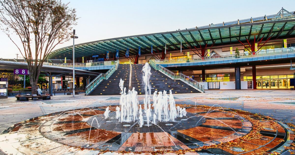 JR岐阜駅前広場の噴水と階段がある開放的な空間