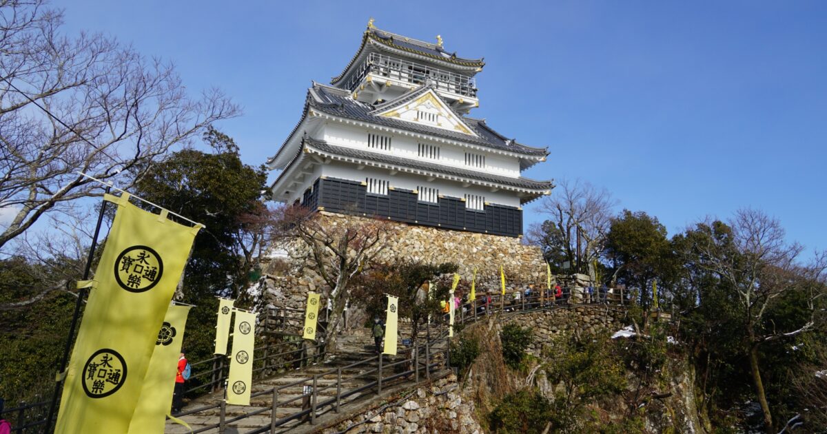 岐阜城の登城道と鮮やかな黄色の旗が並ぶ景観