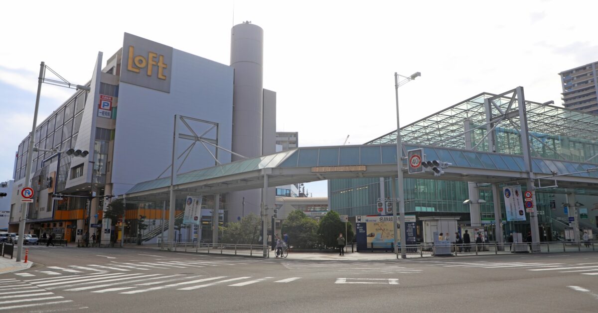 岐阜駅前のLoftとガラス張りの歩道橋の外観