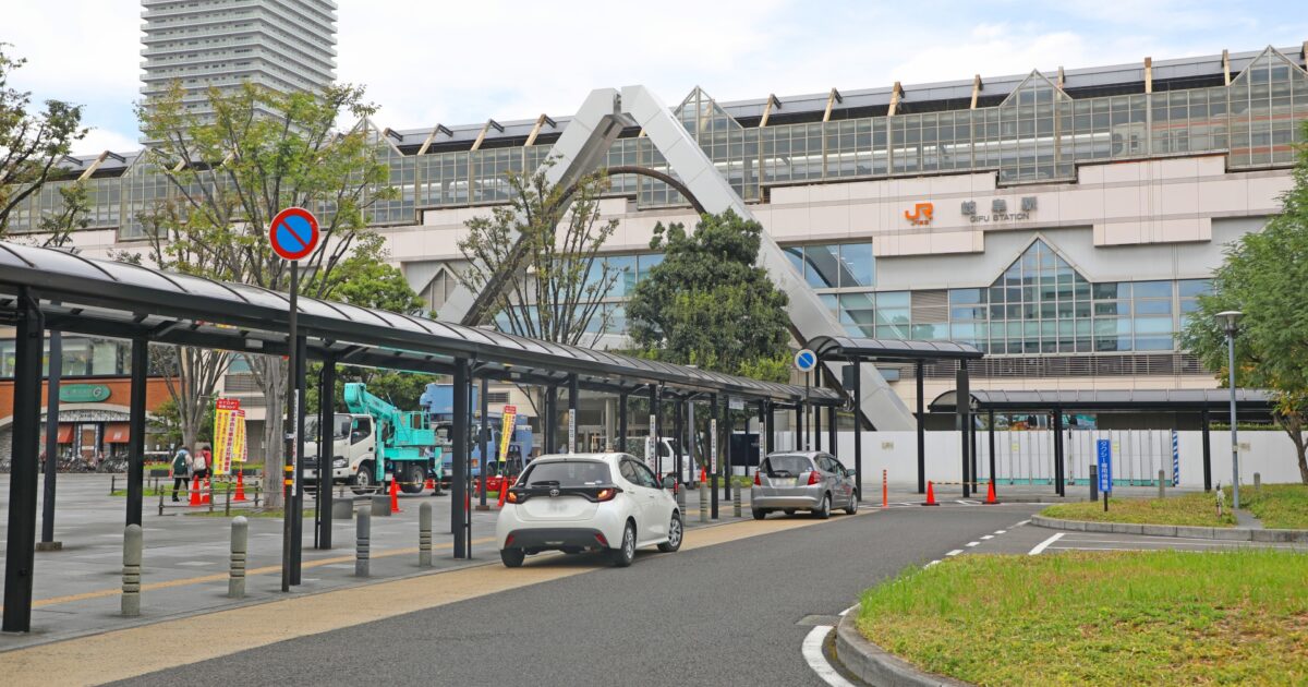 JR岐阜駅の北口ロータリーと車の交通風景