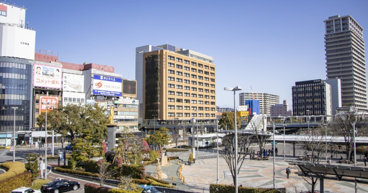 JR岐阜駅の北口ロータリーと車の交通風景