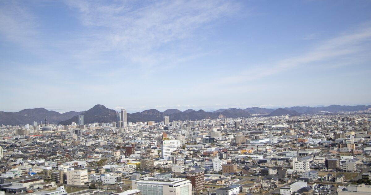 岐阜市中心部と遠くの山々を望むパノラマ風景