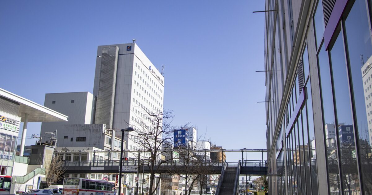 岐阜駅前の歩道橋とオフィスビル街の通り