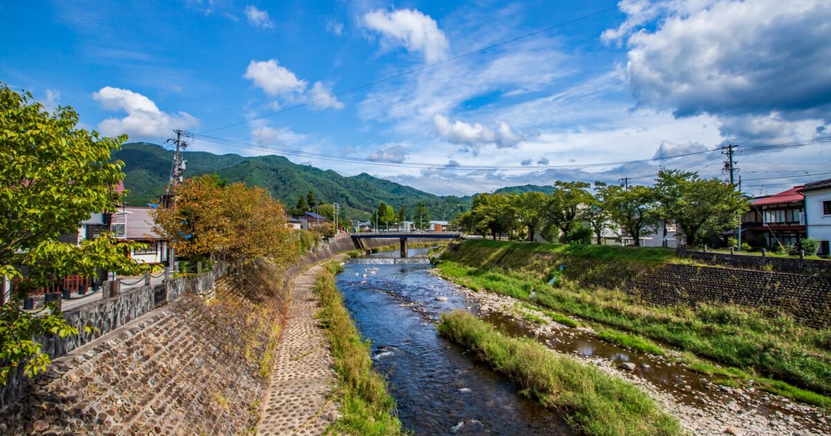 高山市を流れる清流と緑に囲まれた河川敷