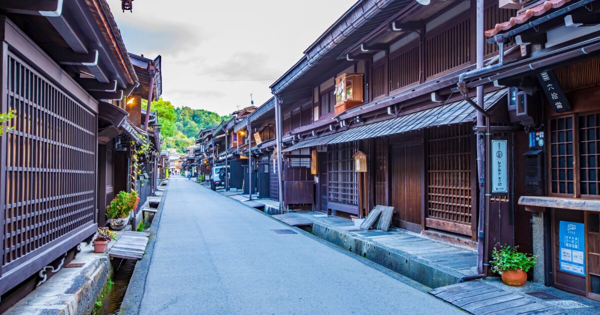 飛騨高山の酒蔵や商店が立ち並ぶ伝統的な通り