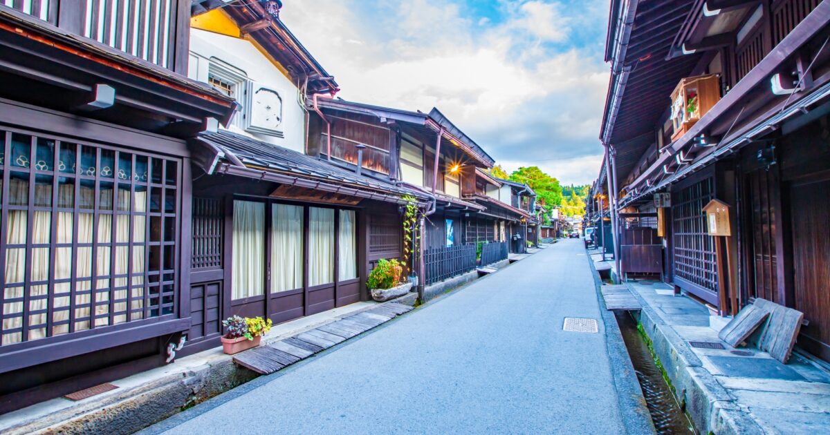 高山の歴史ある木造家屋が並ぶ静かな路地