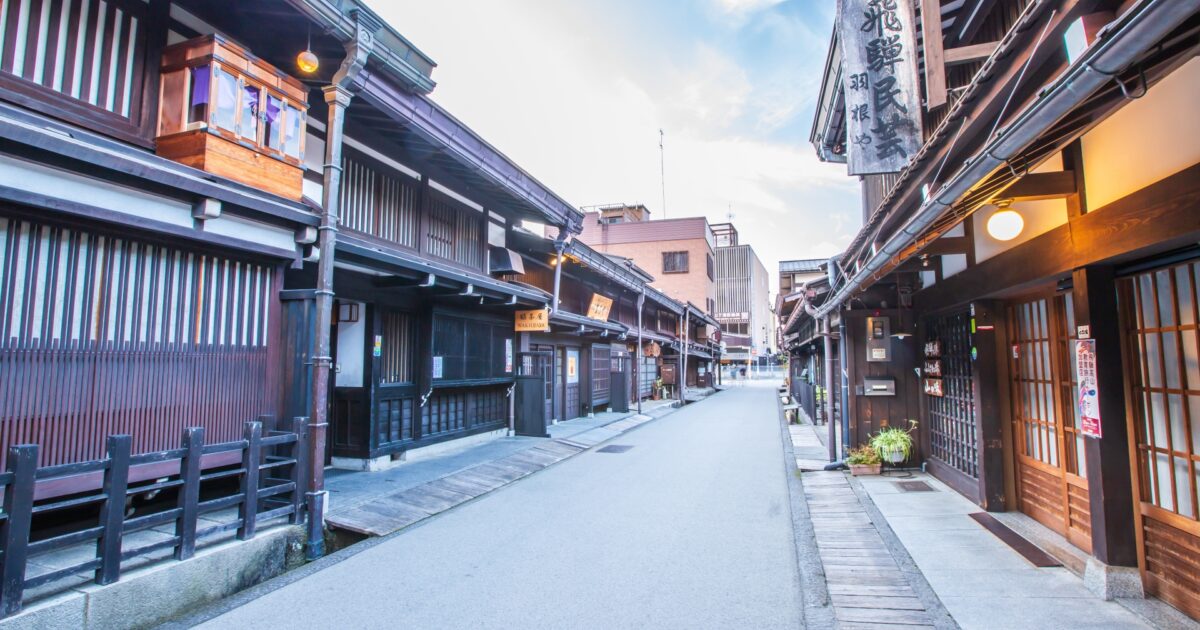 飛騨高山の町家が連なる夕暮れの風情ある通り