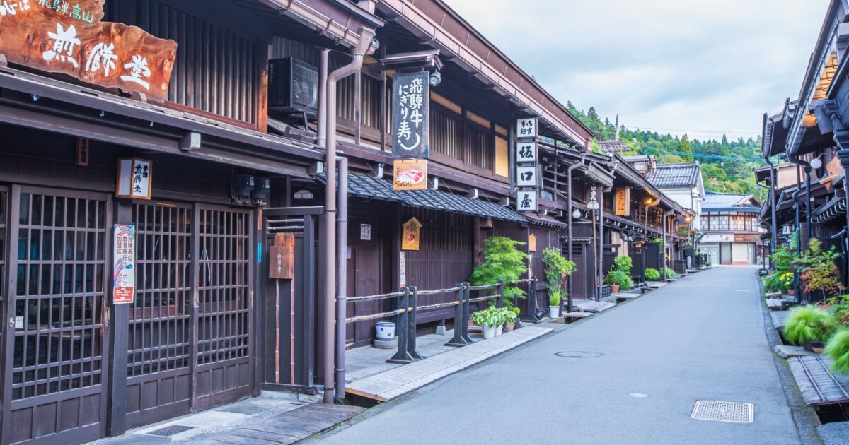 飛騨高山の伝統建築が続く飲食店街の通り